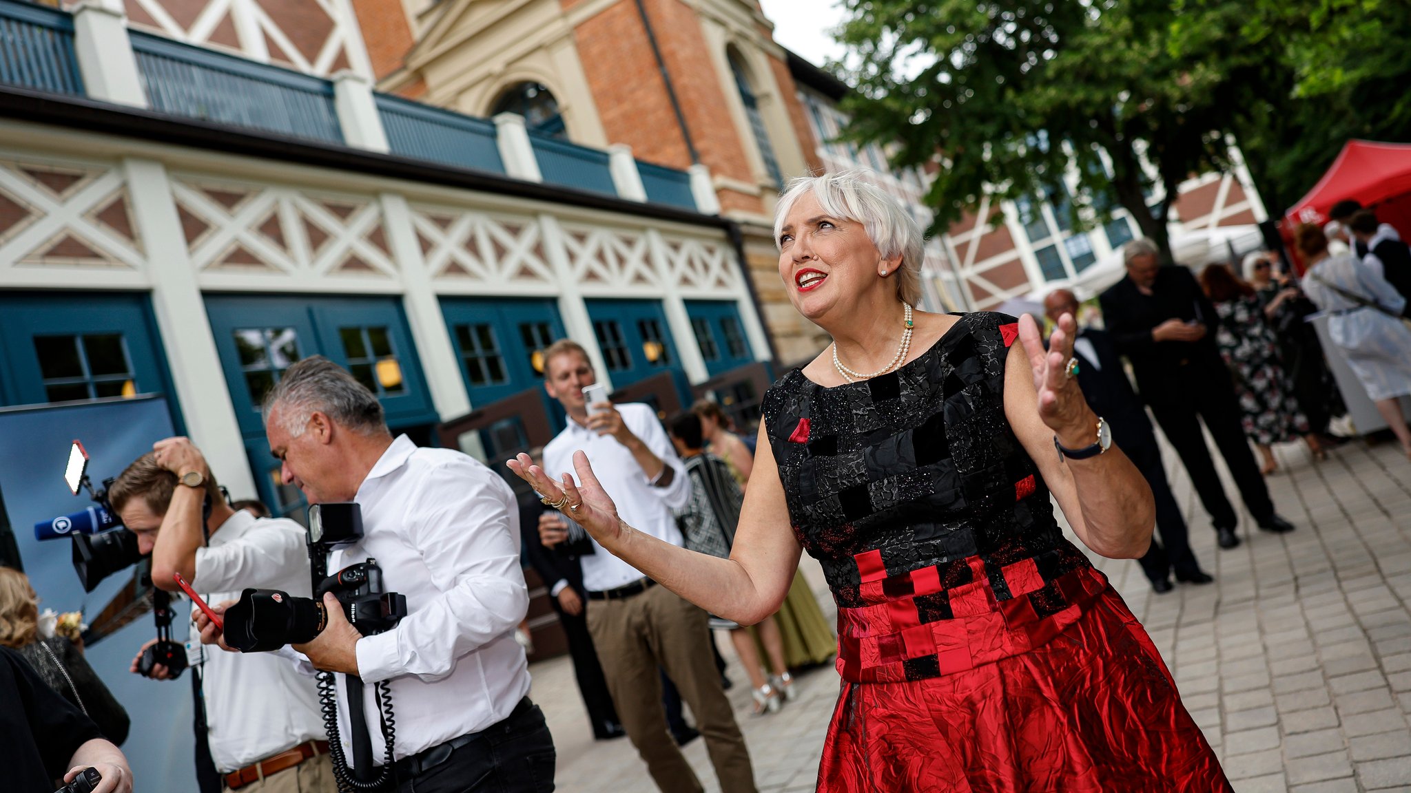 Claudia Roth (Bündnis 90/Die Grünen), Kulturstaatsministerin, bei der Eröffnung der Bayreuther Richard-Wagner-Festspiele im Festspielhaus auf dem Grünen Hügel 2022.. 