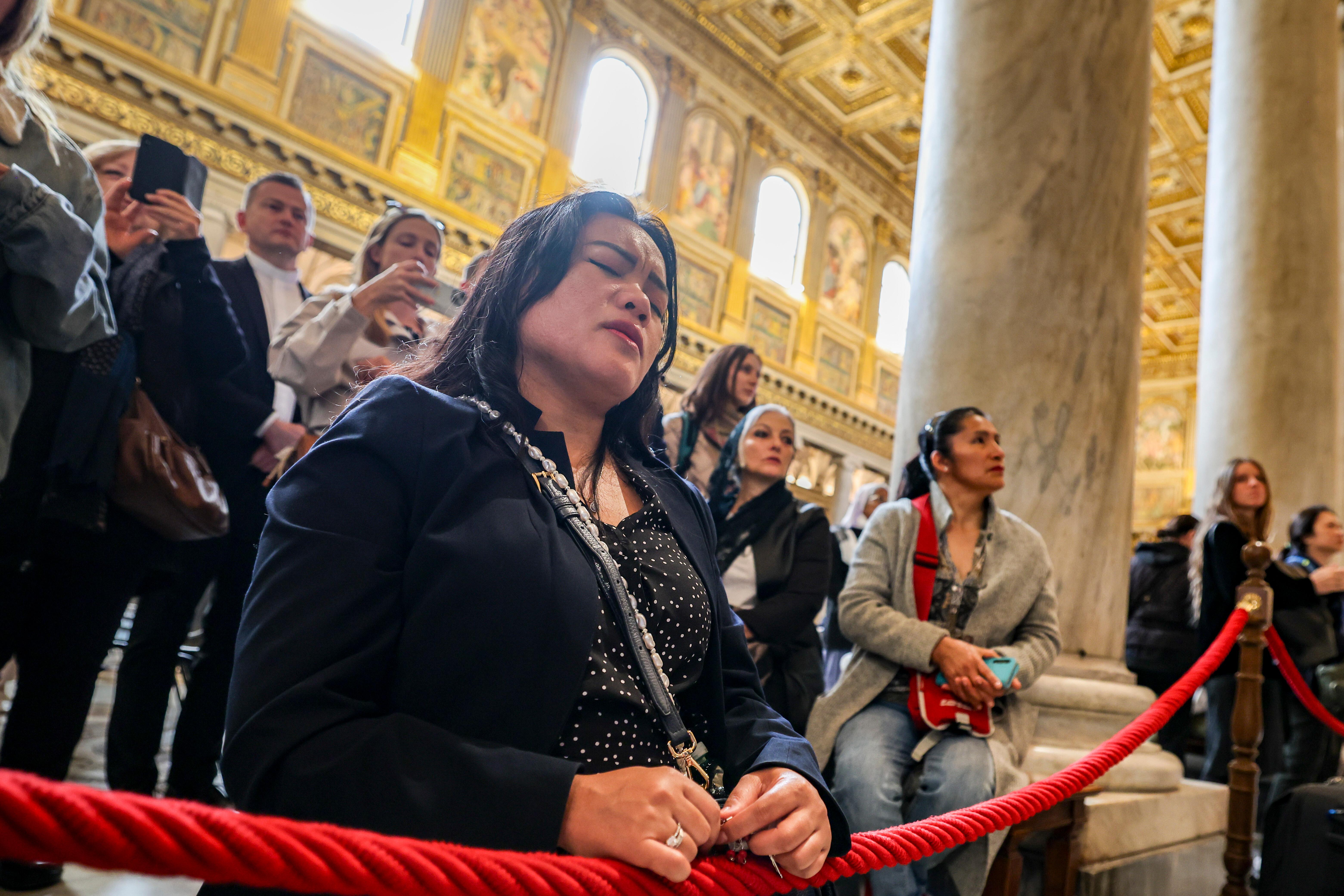 Eine Frau betet vor dem Grab des verstorbenen Papst Franziskus in der Basilika Santa Maria Maggiore