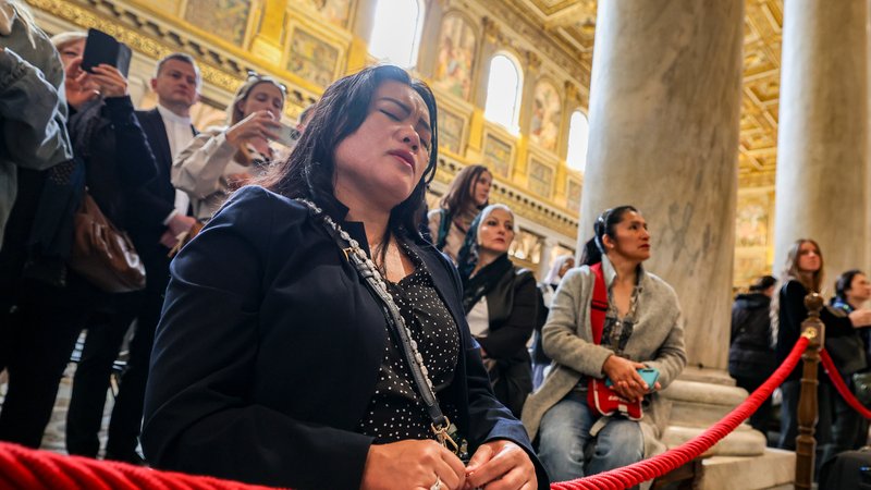 Eine Frau betet vor dem Grab des verstorbenen Papst Franziskus in der Basilika Santa Maria Maggiore | Bild: picture alliance/dpa | Christoph Reichwein Eine Frau betet vor dem Grab des verstorbenen Papst Franziskus in der Basilika Santa Maria Maggiore