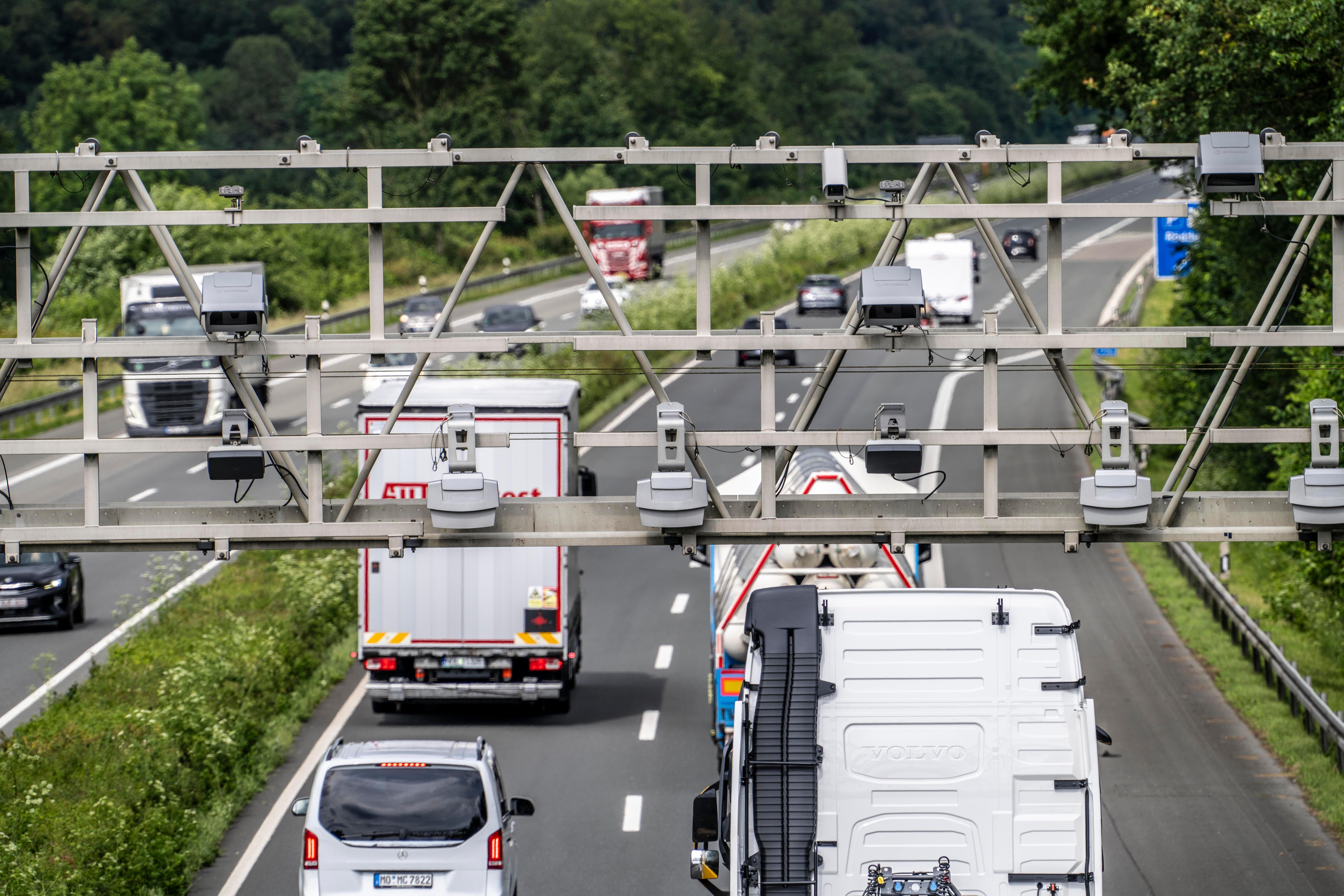 ARCHIV (23.05.2024): Symbolbild Sensoren einer Mautbrücke, zur Erfassung der Autobahnmaut