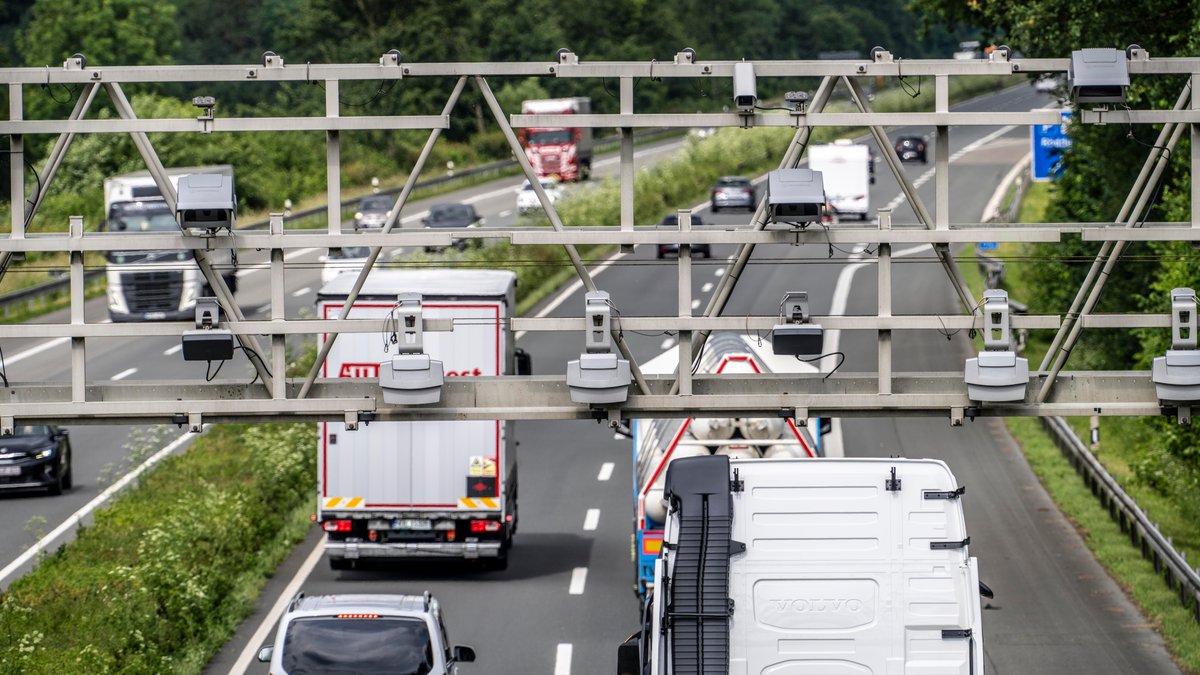 ARCHIV (23.05.2024): Symbolbild Sensoren einer Mautbrücke, zur Erfassung der Autobahnmaut
