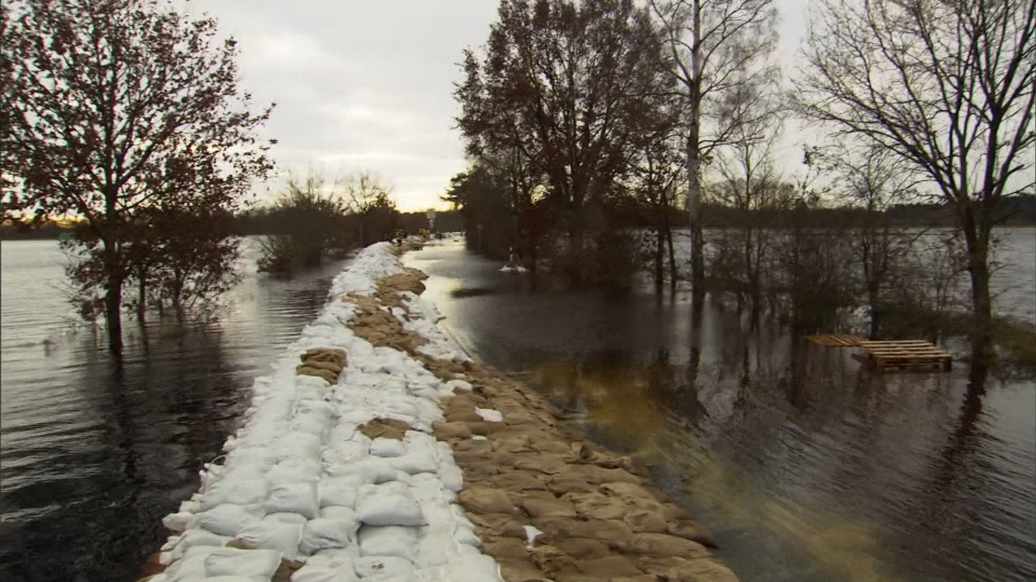 Im niedersächsischen Hodenhagen versuchen die Bewohner, sich mit Sandsäcken vor den Wassermassen zu schützen.