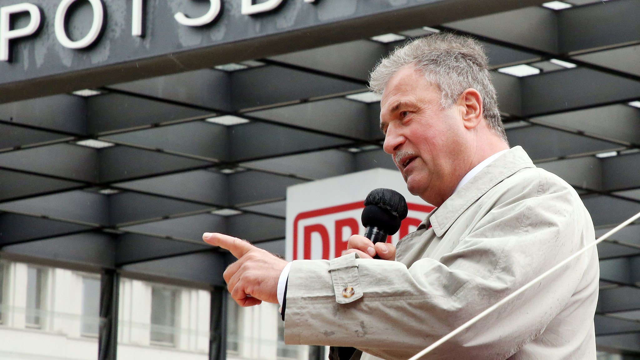 Claus Weselsky, Chef der GDL, bei einer Protest-Kundgebung der Lokführer-Gewerkschaft GDL vor dem Bahn-Tower in Berlin. | 17.08.2021