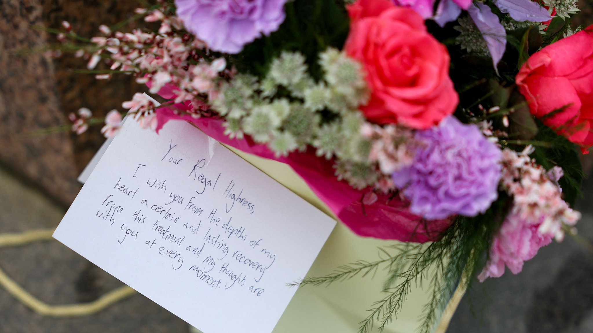 Blumen und eine Karte mit guten Wünschen für Kate liegen neben Windsor Castle | Bild: Reuters Blumen und eine Karte mit guten Wünschen für Kate liegen neben Windsor Castle