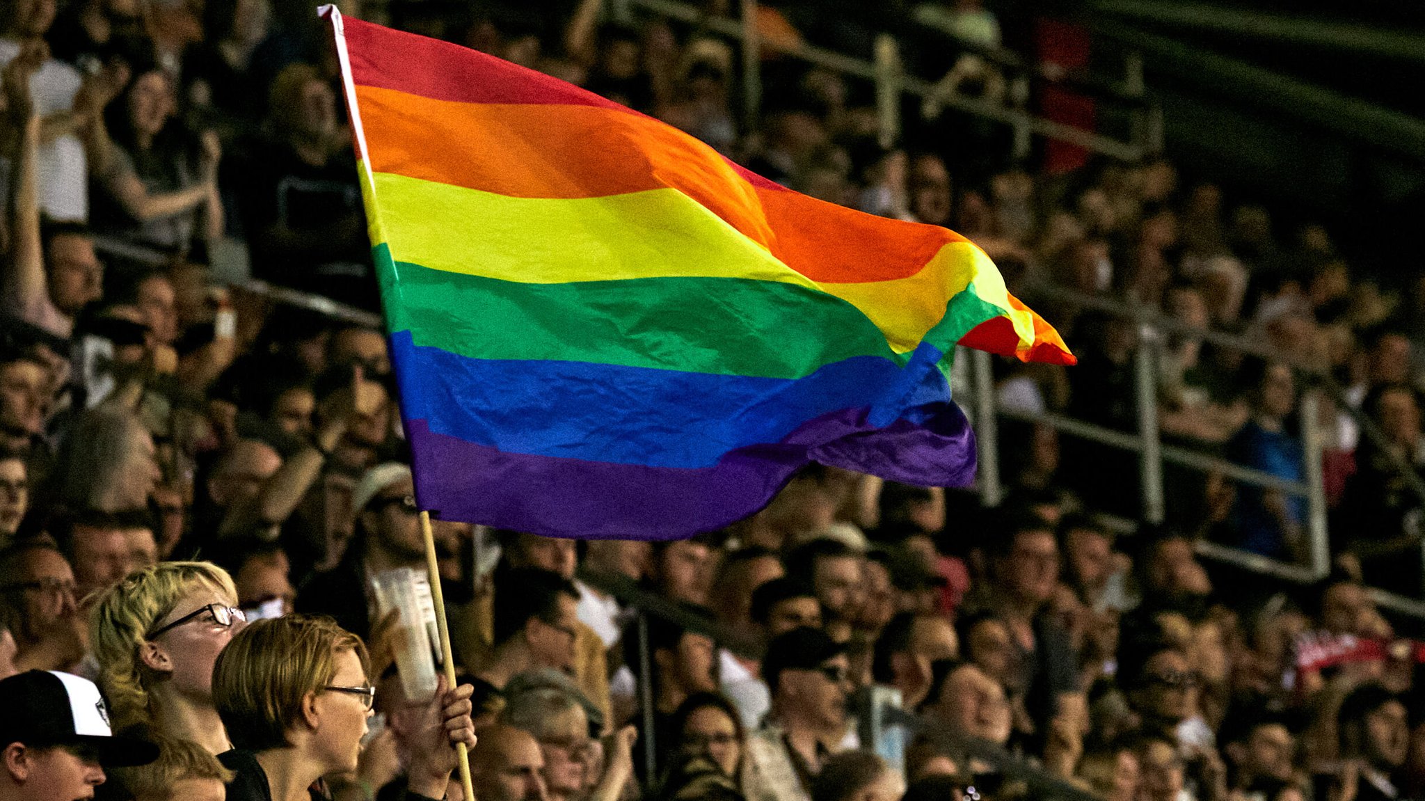 Regenbogenfahne im Fußballstadion