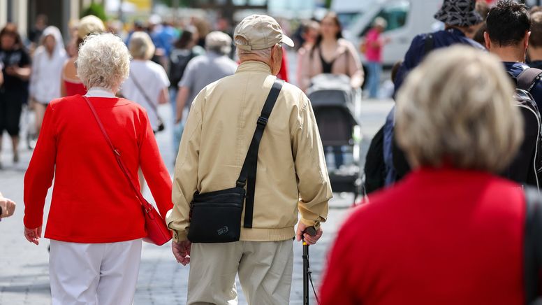 Senioren gehen durch eine Fußgängerzone | Bild:dpa-Bildfunk/Jan Woitas