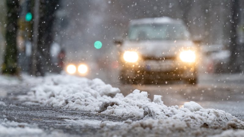 Viele Autofahrer sahen sich erstmals in diesem Winter größeren Schneemengen gegenüber, wie hier in Niederbayern