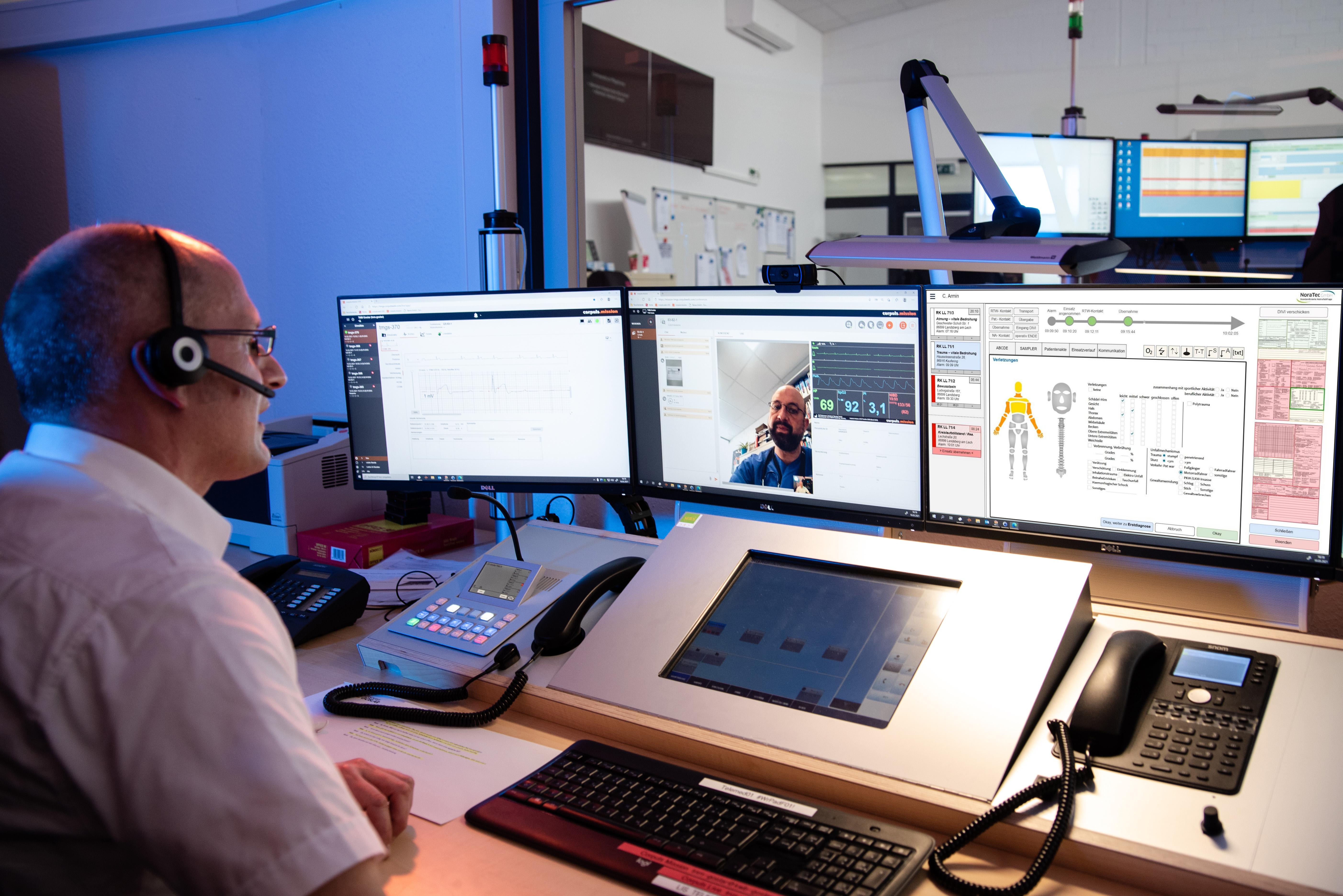 Ein Telenotarzt in der Zentrale steht per Videokonferenz im Austausch mit Notfallsanitätern im Rettungswagen (Symbolbild).