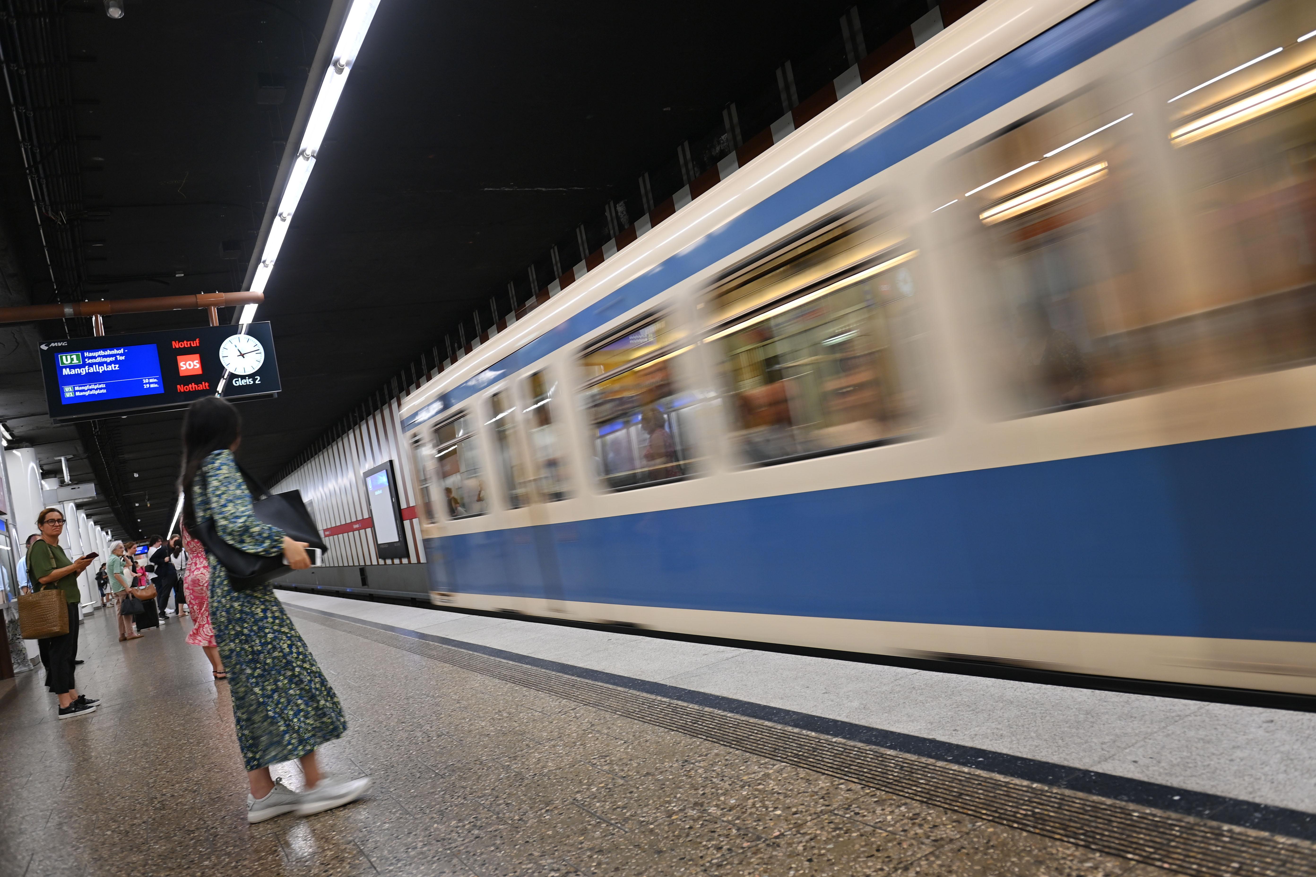 Zu sehen ist eine U-Bahn der Linie 1 am Stiglmaierplatz. 