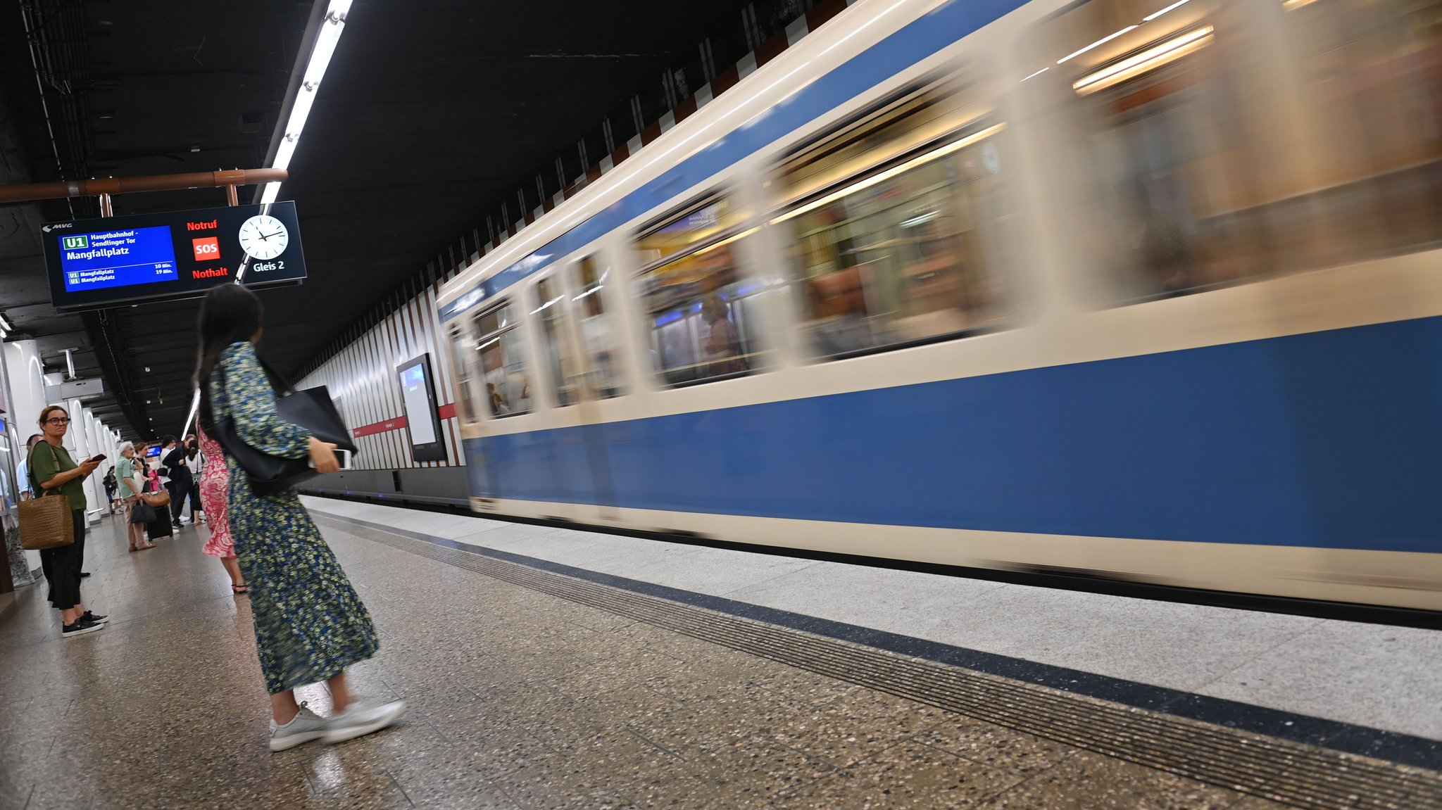 Zu sehen ist eine U-Bahn der Linie 1 am Stiglmaierplatz. 