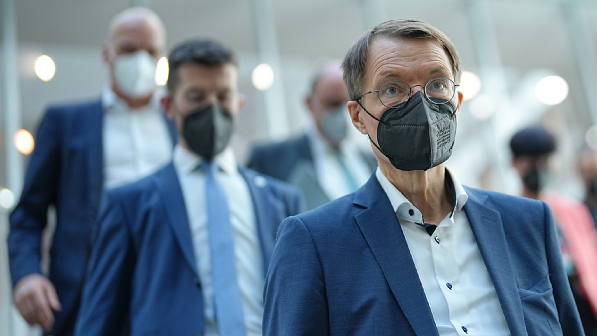 Berlin: Karl Lauterbach (r, SPD), Bundesminister für Gesundheit, verlässt nach einer Pressekonferenz zur Corona-Lage im Sommer in der Bundespressekonferenz den Raum. (17.06.2022)