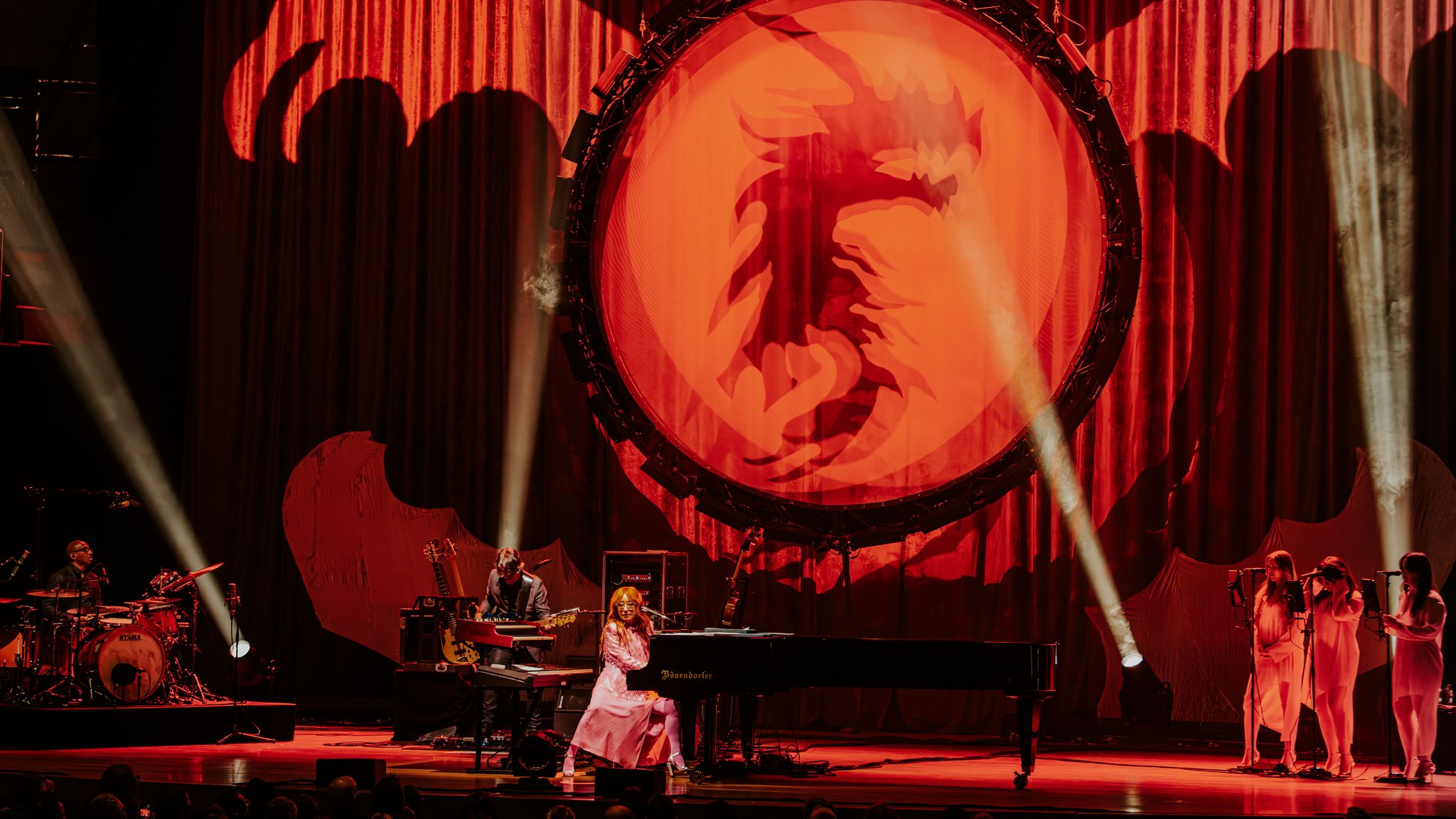 Tori Amos auf einer Bühne am Klavier
