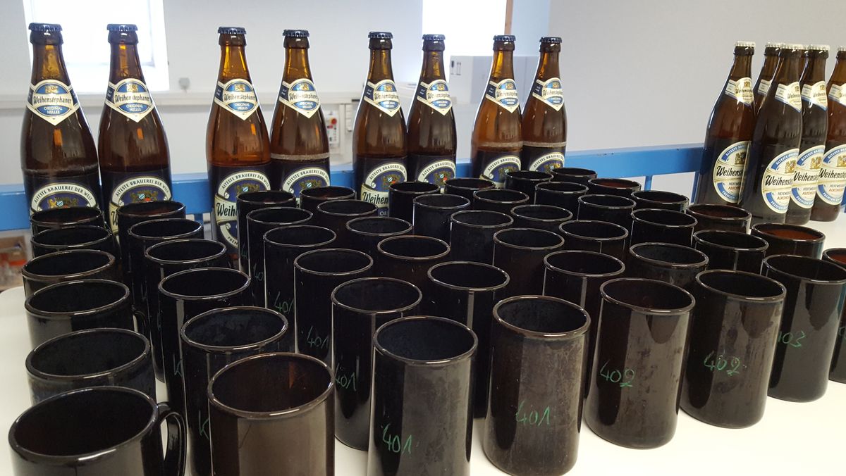 Für den Dreiecks-Test füllen die Forscher das alkoholfreie Bier in diese Tassen