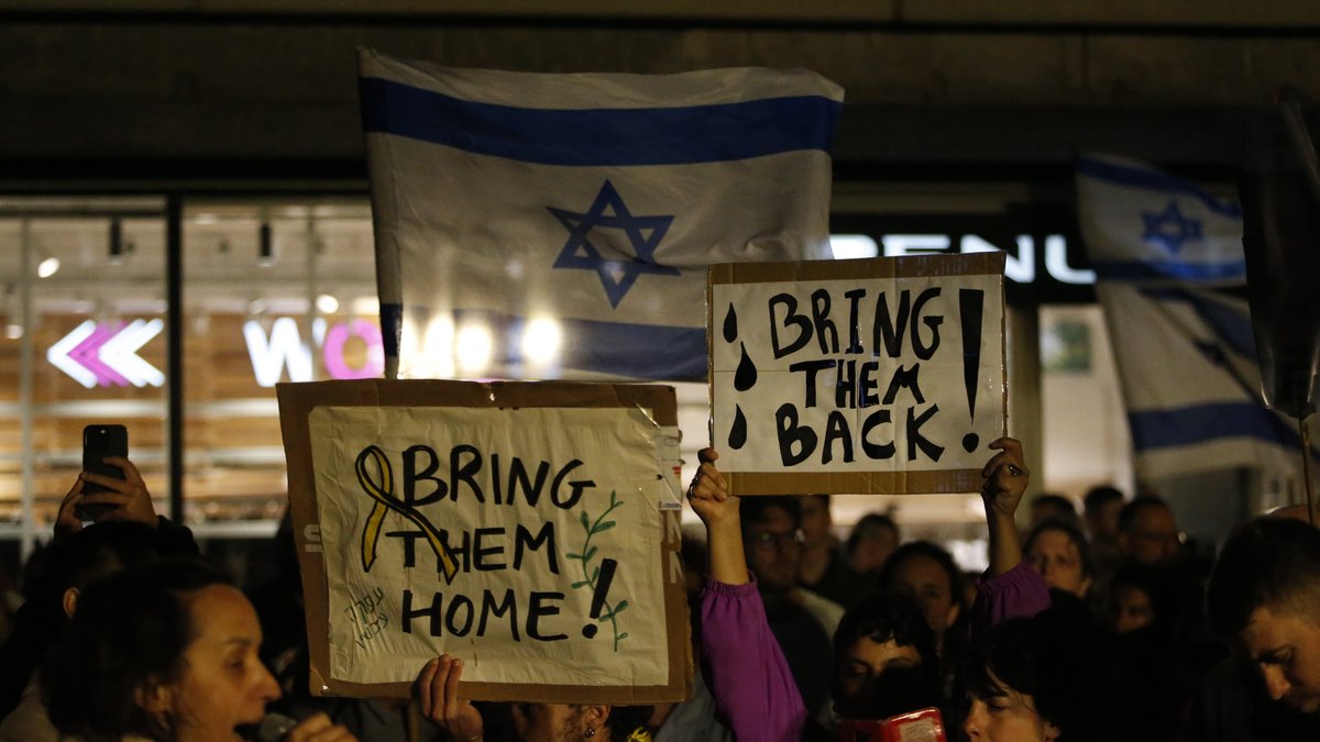 Jerusalem (27.04.2024): Menschen demonstrieren für die Freilassung der israelischen Geiseln im Gaza-Streifen