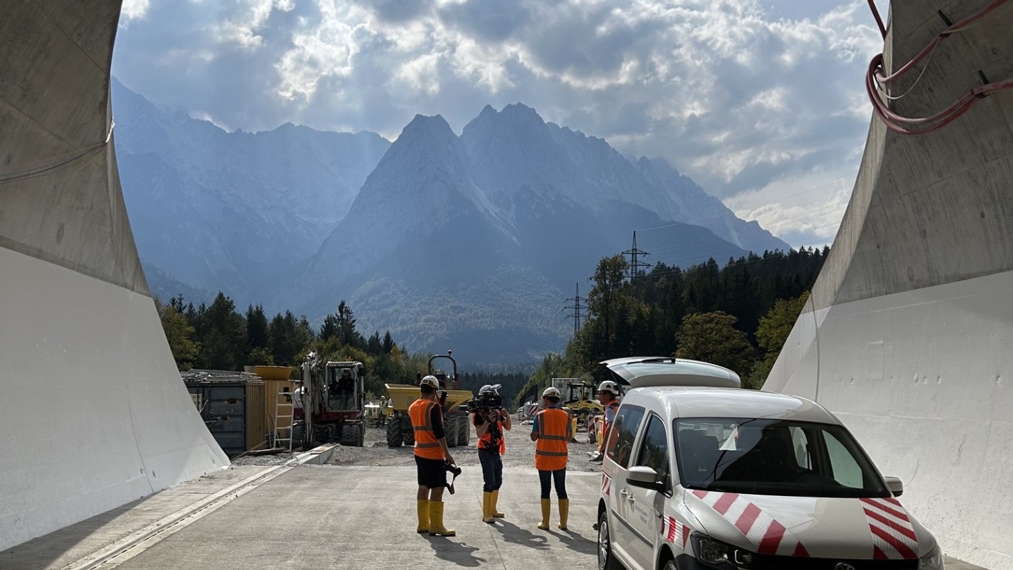 Ausgang der Tunnelröhre mit den Bergen des Wetterstein im Hintergrund | Bild: BR / Lui Knoll Ausgang der Tunnelröhre mit den Bergen des Wetterstein im Hintergrund