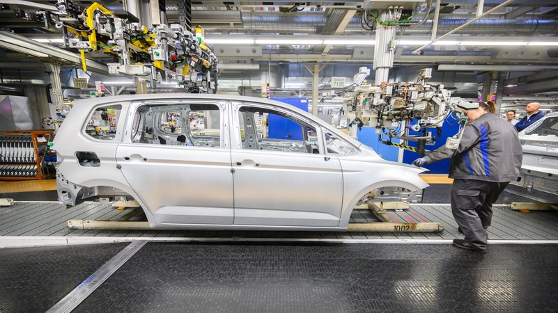 Karosseriebau in einer Autofabrik. | Bild: picture alliance/dpa | Julian Stratenschulte Karosseriebau in einer Autofabrik.