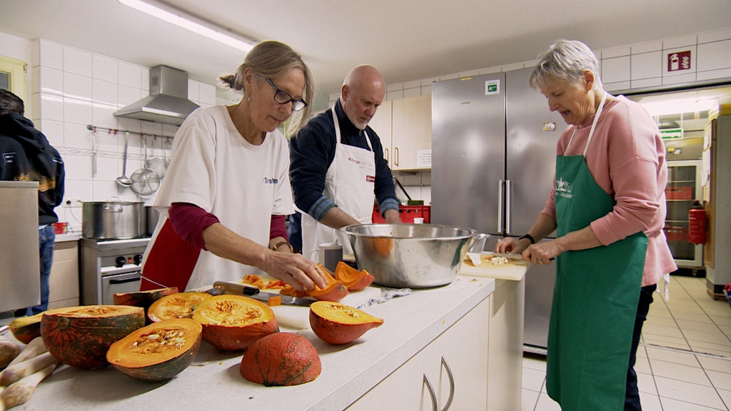 In der Küche der Obdachlosen-Begegnungsstätte "Strohhalm" bereiten ehrenamtliche Helfer das Essen für die Bedürftigen zu.