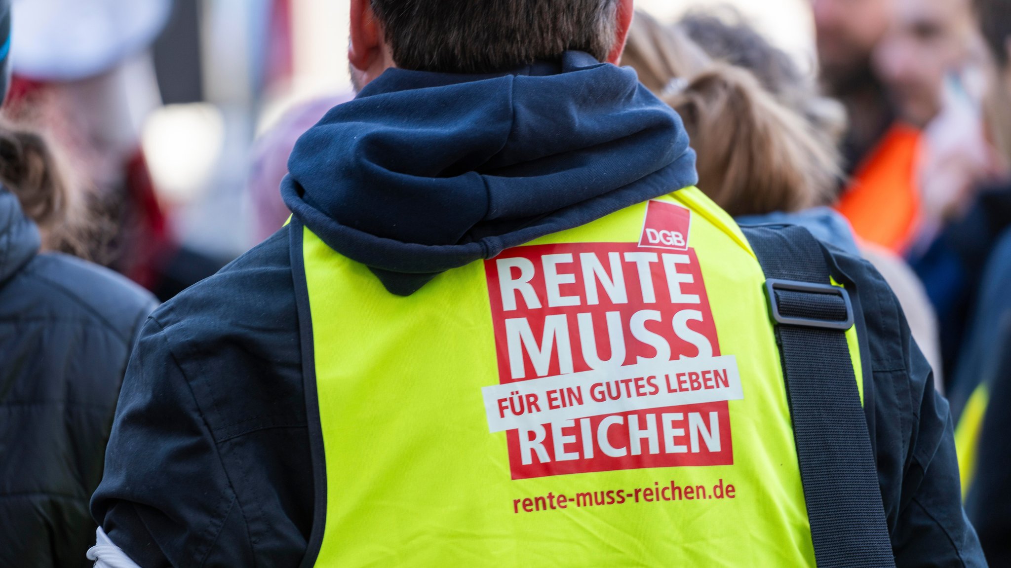 Demonstrant mit einer Warnweste mit dem DGB Deutscher Gewerkschaftsbund-Logo bei einer Demo. | Bild: picture alliance / CHROMORANGE | Michael Bihlmayer Demonstrant mit einer Warnweste mit dem DGB Deutscher Gewerkschaftsbund-Logo bei einer Demo.