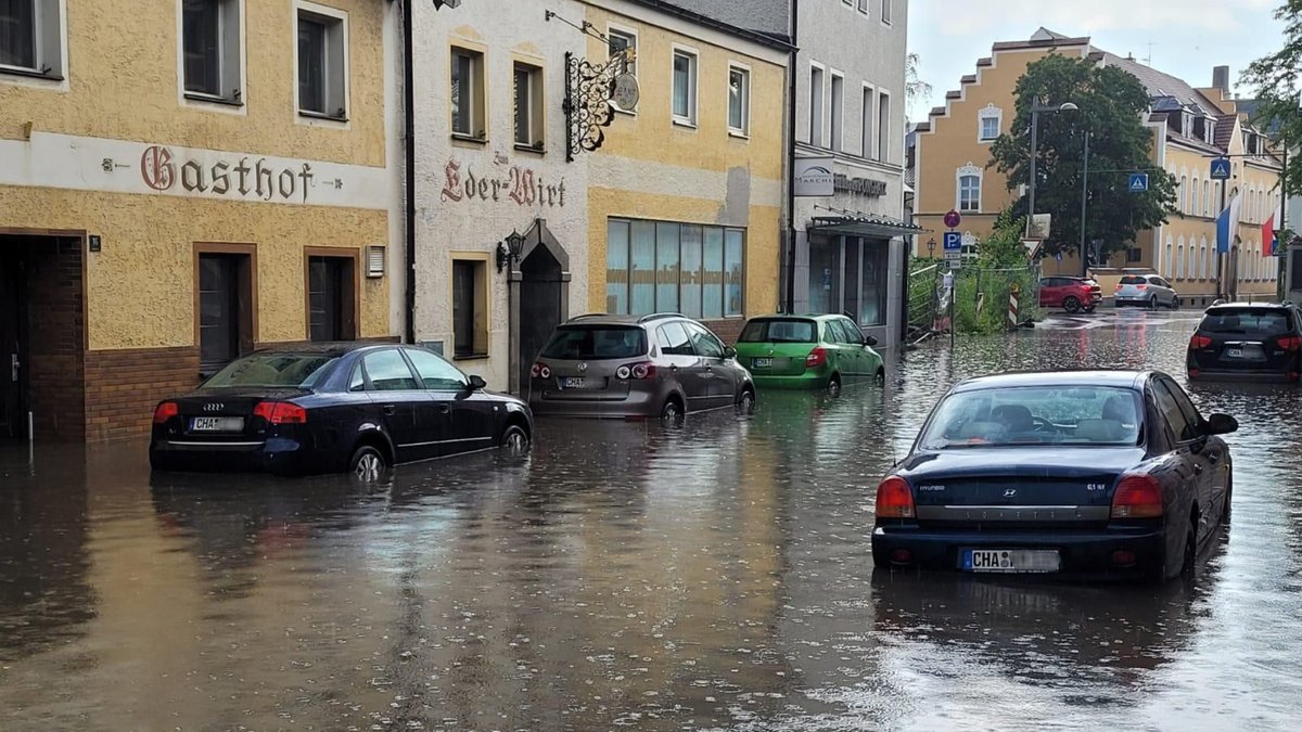 In Cham wurden Straßen teilweise zentimeterhoch überflutet. 
