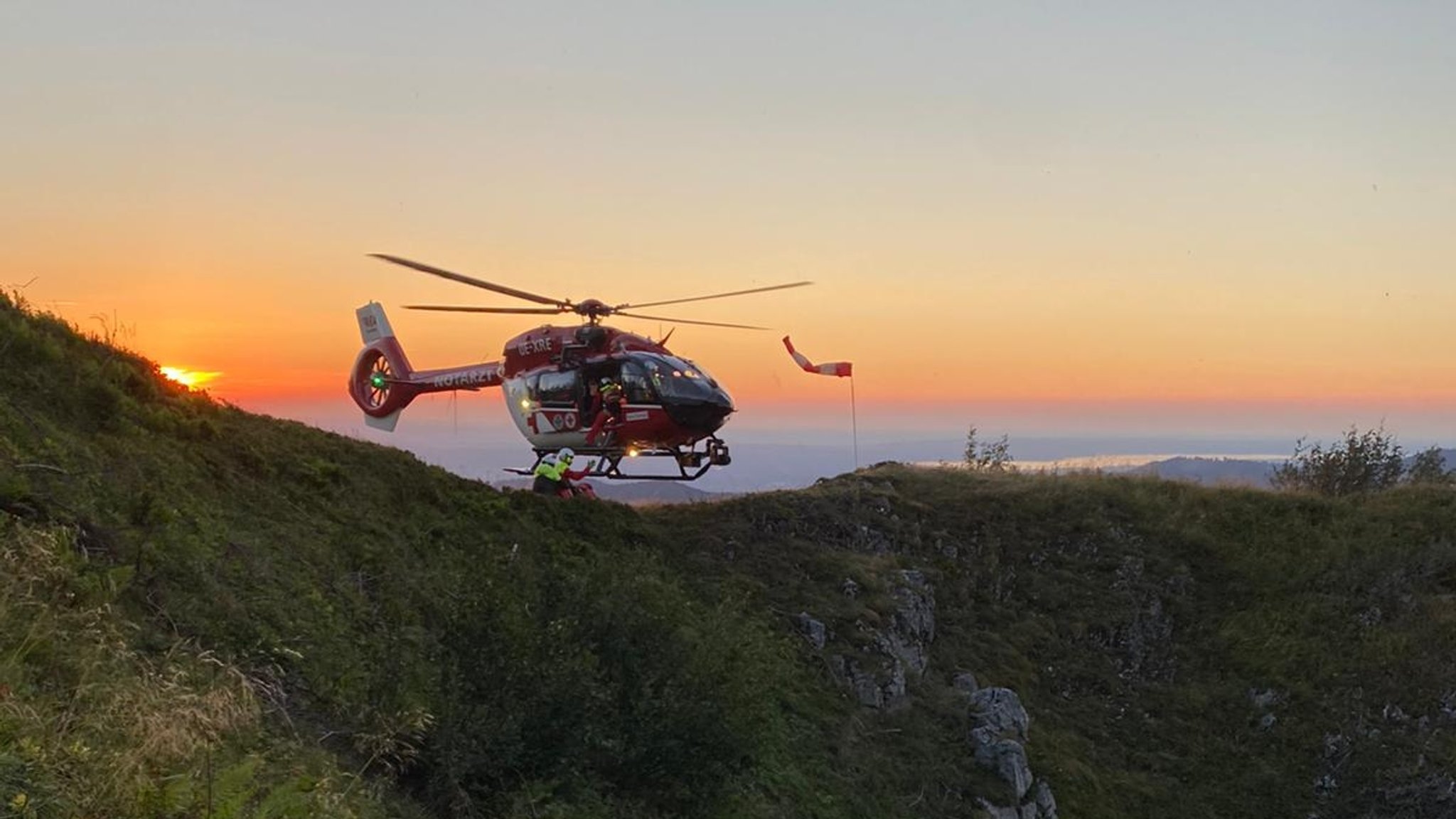 Gleitschirmfliegerin stürzt am Brauneck ab und stirbt in Klinik