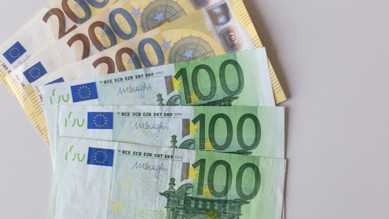 Aufgefächerte 200- und 100-Euro-Scheine