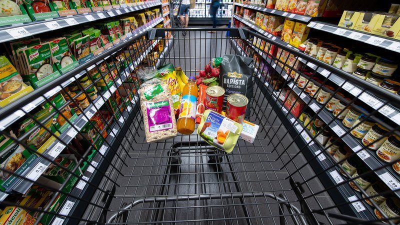 ARCHIV - 30.06.2020, Bayern, Neubiberg: Verschiedene Lebensmittel liegen in einem Supermarkt in einem Einkaufswagen. (zu dpa «Inflation in Bayern steigt wieder leicht») Foto: Sven Hoppe/dpa +++ dpa-Bildfunk +++