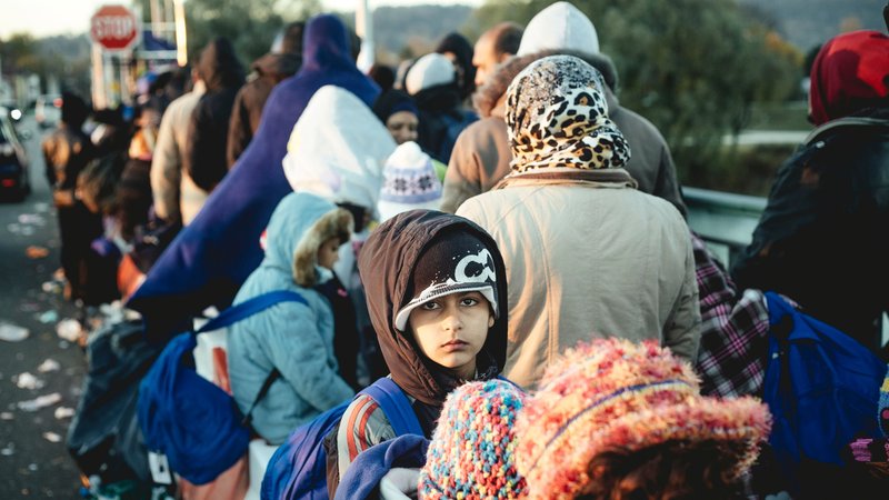 Geflüchtete an der österreichischen Grenze warten auf die Einreise 