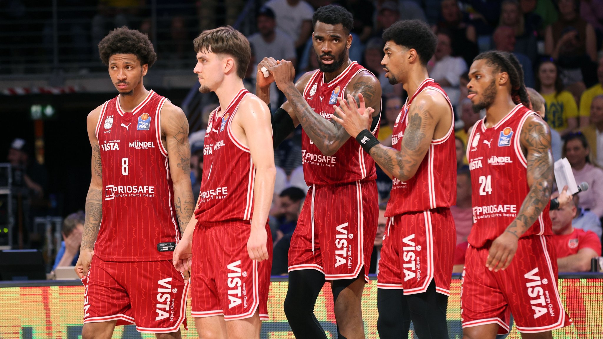 Enttäuschte Bamberger nach dem Halbfinal-Aus gegen Alba Berlin | Bild: picture alliance / contrastphoto | O.Behrendt Enttäuschte Bamberger nach dem Halbfinal-Aus gegen Alba Berlin