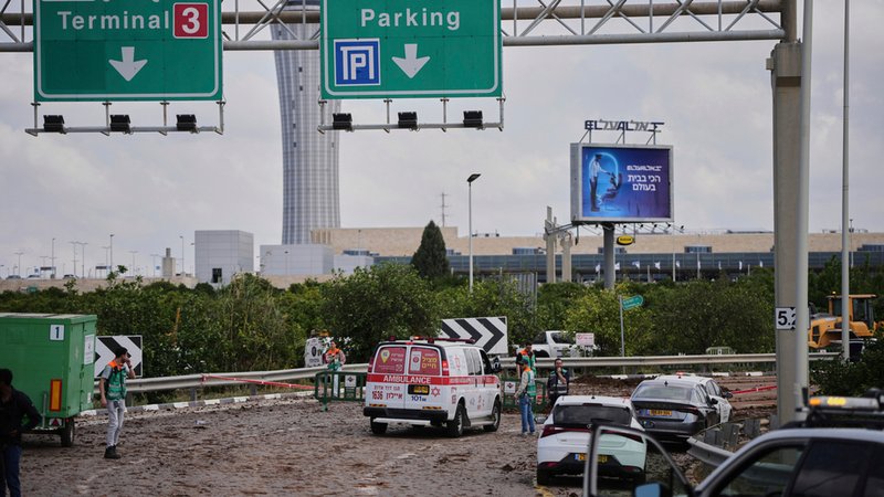 Israelische Sicherheitskräfte inspizieren die Stelle, an der ein von den Huthi-Rebellen abgefeuertes Projektil eingeschlagen ist. | Bild: dpa-Bildfunk/Ohad Zwigenberg Israelische Sicherheitskräfte inspizieren die Stelle, an der ein von den Huthi-Rebellen abgefeuertes Projektil eingeschlagen ist.