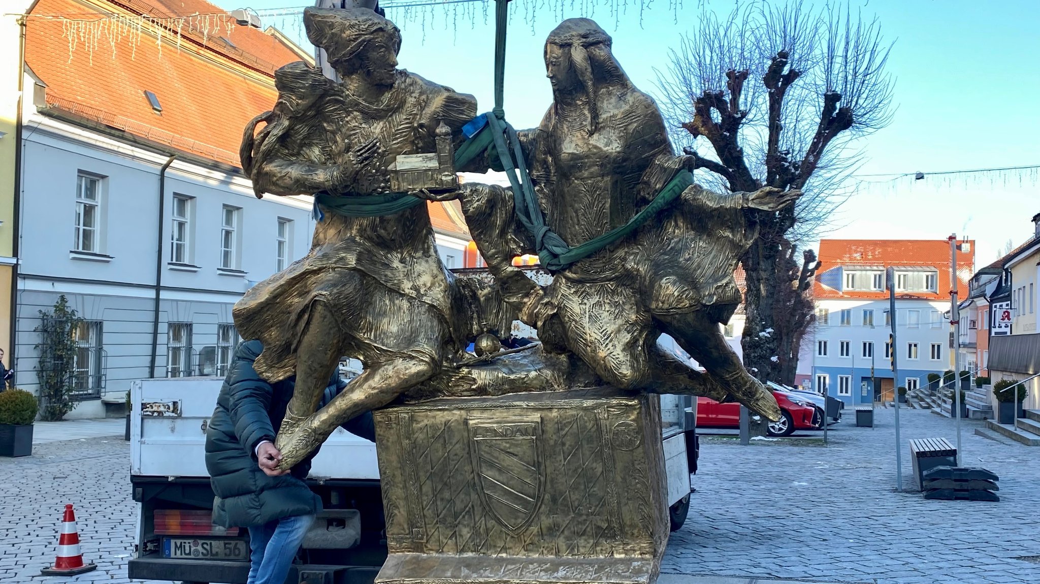 Die tonnenschwere Statue wurde von Altötting nach Landau transportiert. 