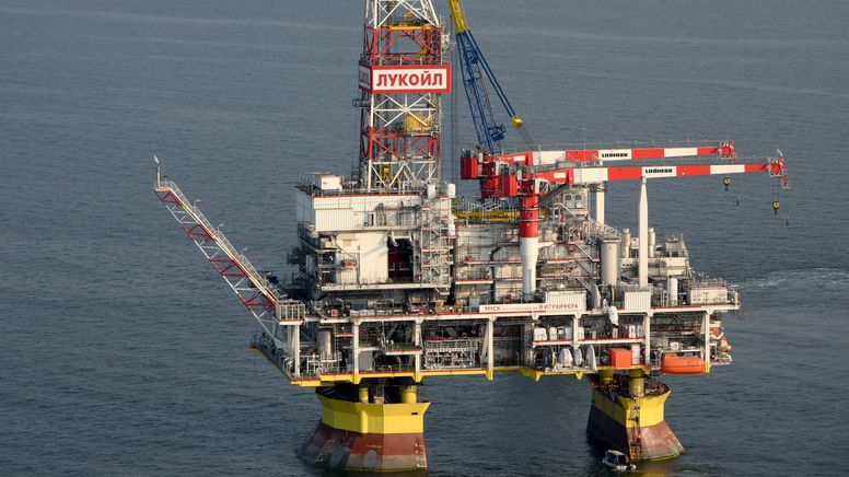 Eine russische Ölbohr-Plattform im Meer | Bild:picture alliance/dpa/TASS | Dmitry Dadonkin