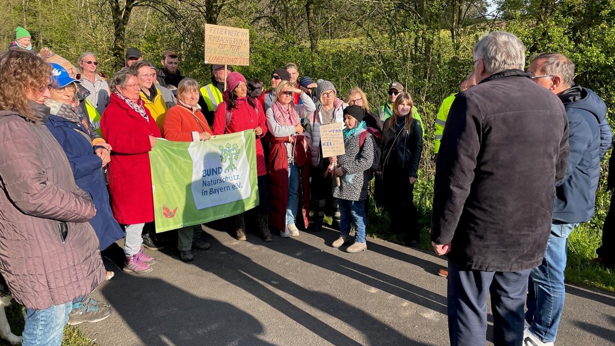 Protest gegen Böller-Test auf Acker