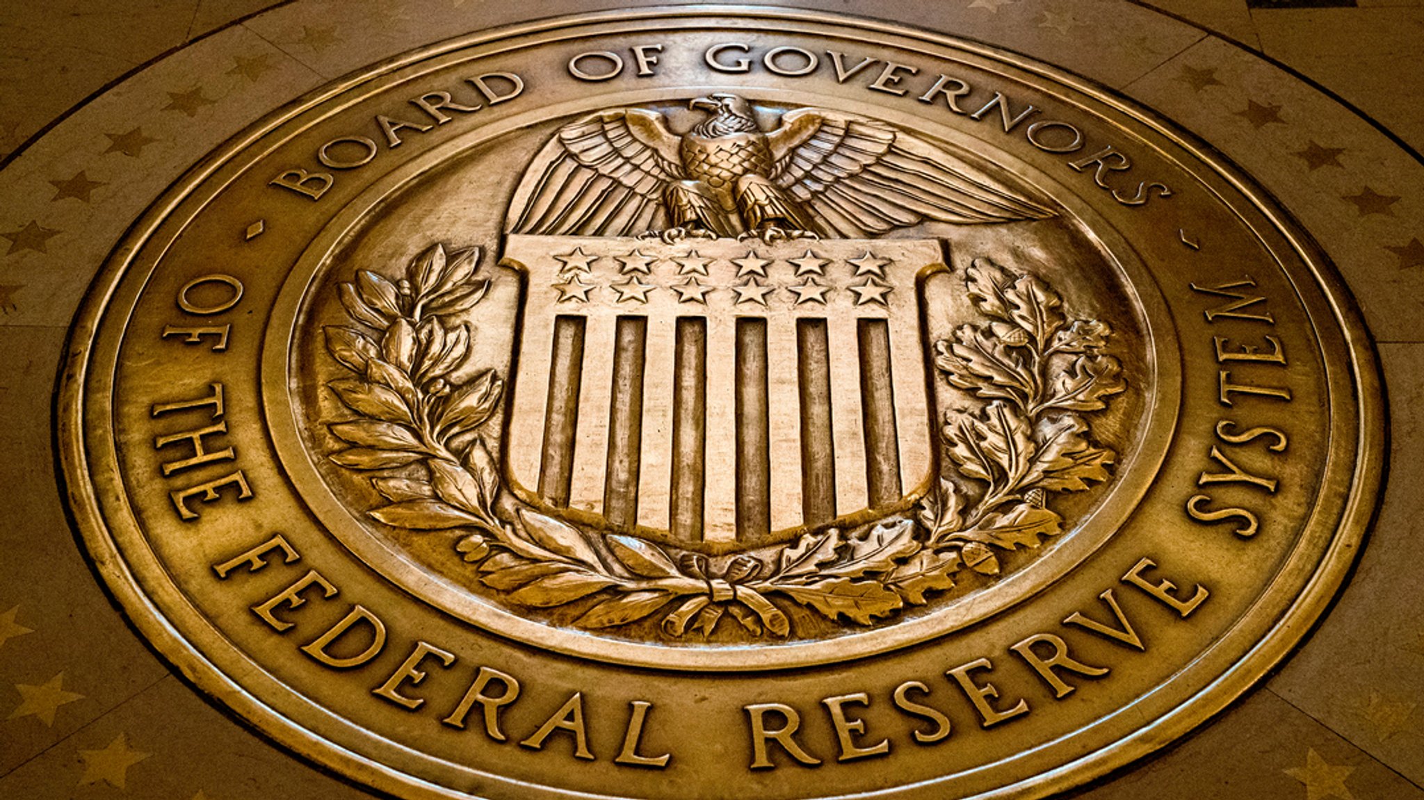 Das Siegel des Gouverneursrats des Federal Reserve Systems der USA ist auf dem Boden des Marriner S. Eccles Federal Reserve Board Building zu sehen.