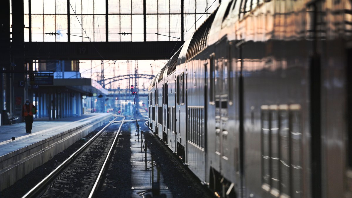Zug steht am Hauptbahnhof München