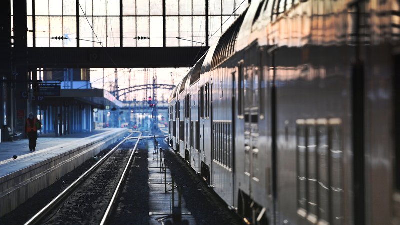 Zug steht am Hauptbahnhof München