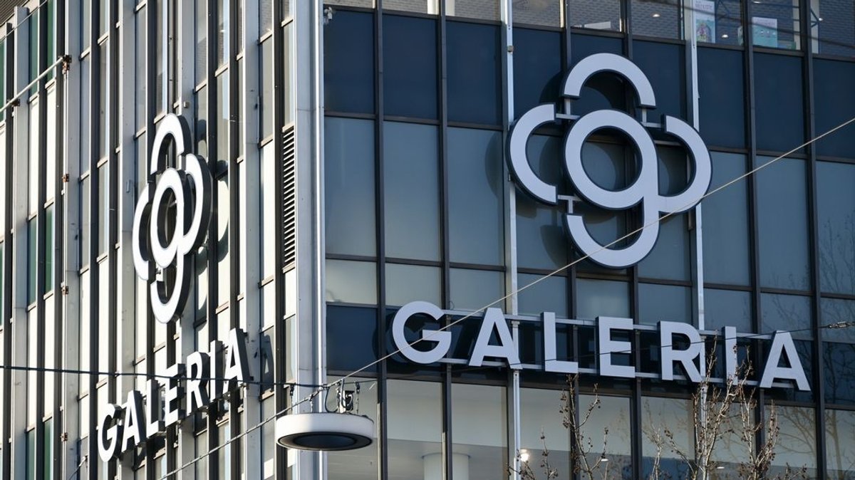 Blick auf das Logo an der Fassade von Galeria Karstadt Kaufhof in der Innenstadt von Kassel.