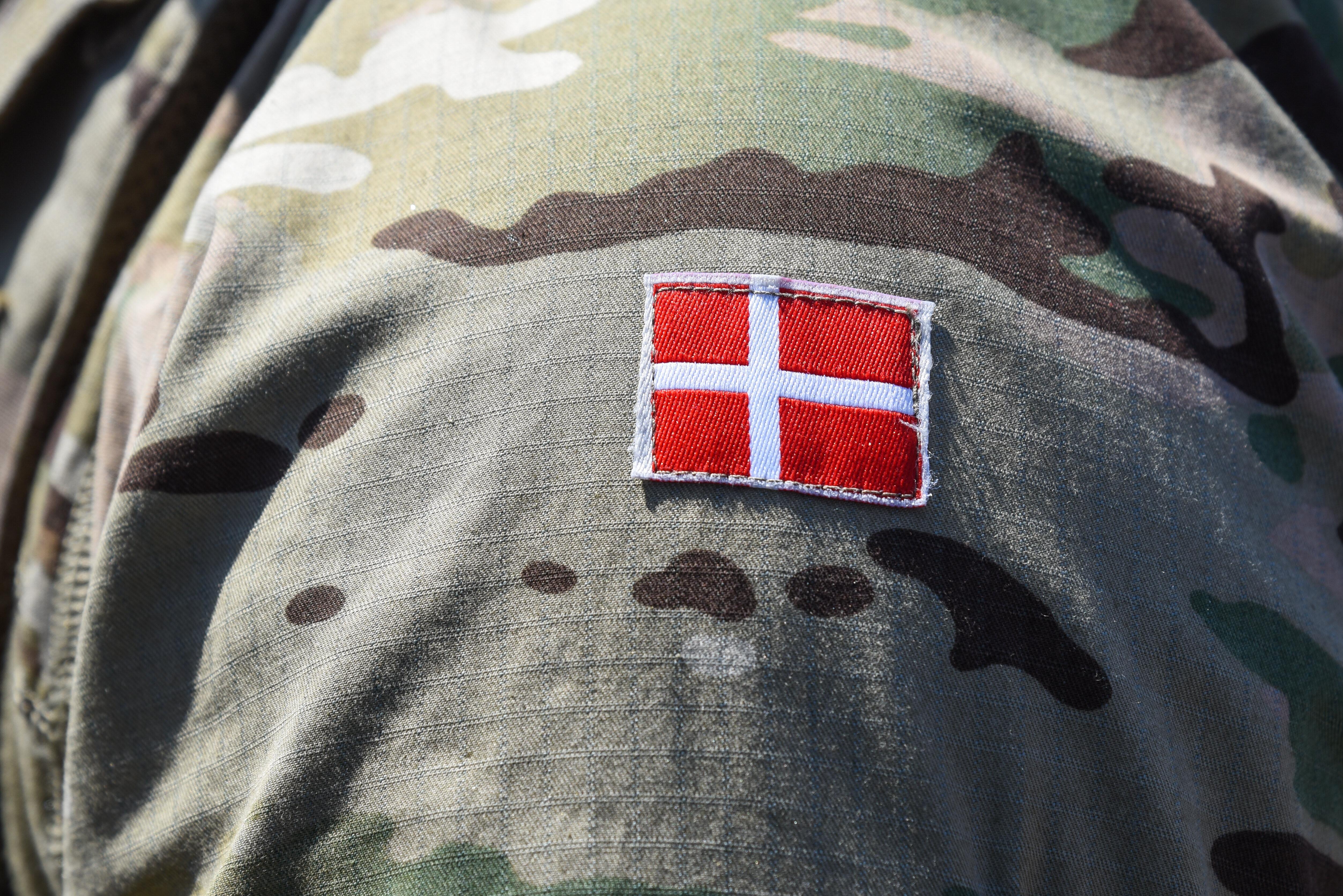 Symbolbild dänische Armee ARCHIV (21.06.2025) Kiel, ein Aufnäher / Patch mit der dänischen Nationalflagge (Dannebrog) auf dem Ärmel eines dänischen Soldaten auf der F 341 "Absalon".