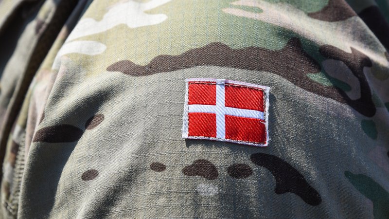 Symbolbild dänische Armee ARCHIV (21.06.2025) Kiel, ein Aufnäher / Patch mit der dänischen Nationalflagge (Dannebrog) auf dem Ärmel eines dänischen Soldaten auf der F 341 "Absalon". | Bild: picture alliance / SULUPRESS.DE | Joerg Waterstraat/SULUPRESS.DE Symbolbild dänische Armee ARCHIV (21.06.2025) Kiel, ein Aufnäher / Patch mit der dänischen Nationalflagge (Dannebrog) auf dem Ärmel eines dänischen Soldaten auf der F 341 "Absalon".