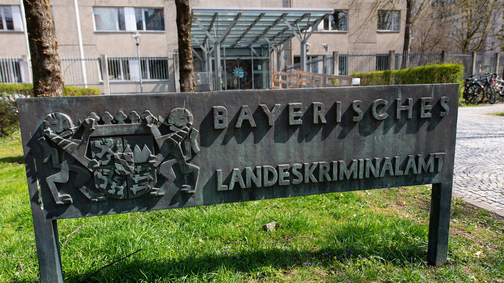 München: Ein Schild mit der Aufschrift "Bayerisches Landeskriminalamt" steht vor dem Eingang am LKA.
