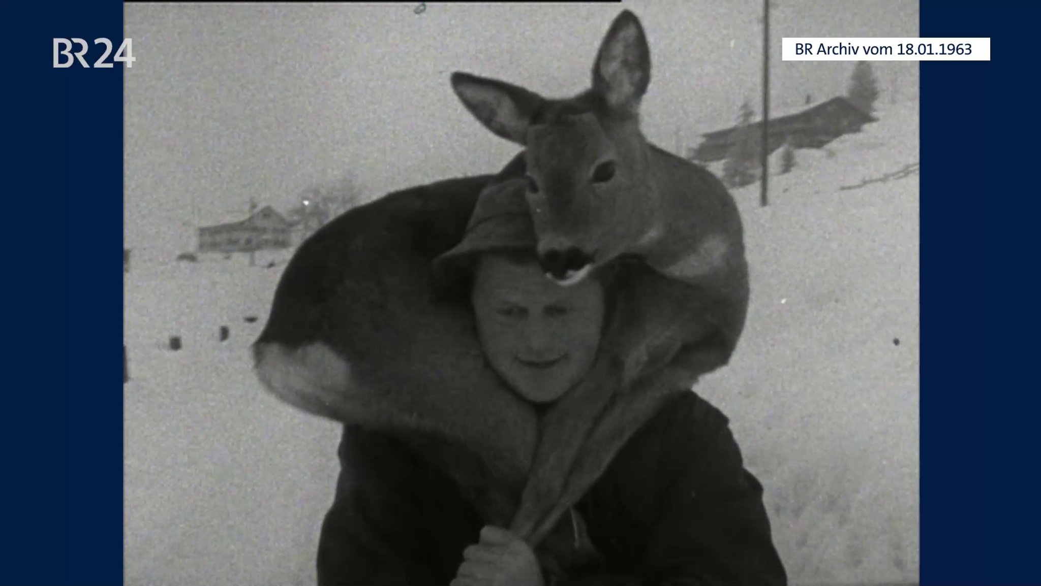 Mann beim Tragen eines Rehs