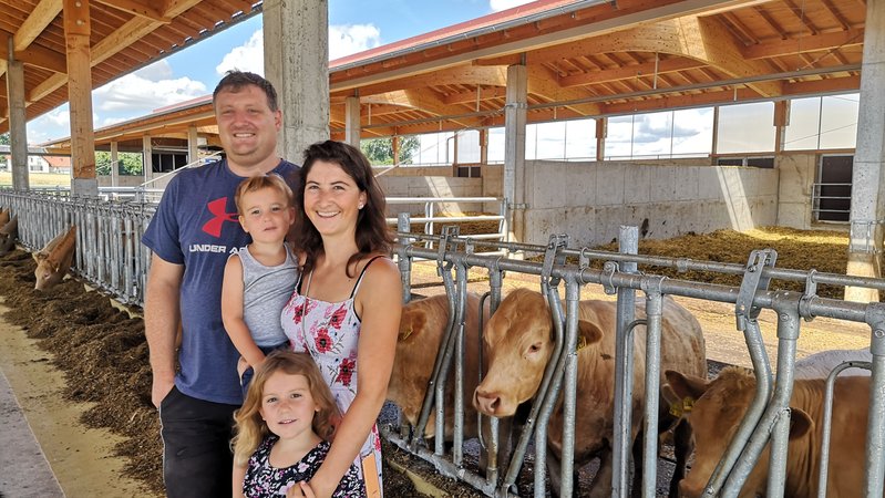 Familie Leonbacher steht in ihrem neuen Rindermaststall.