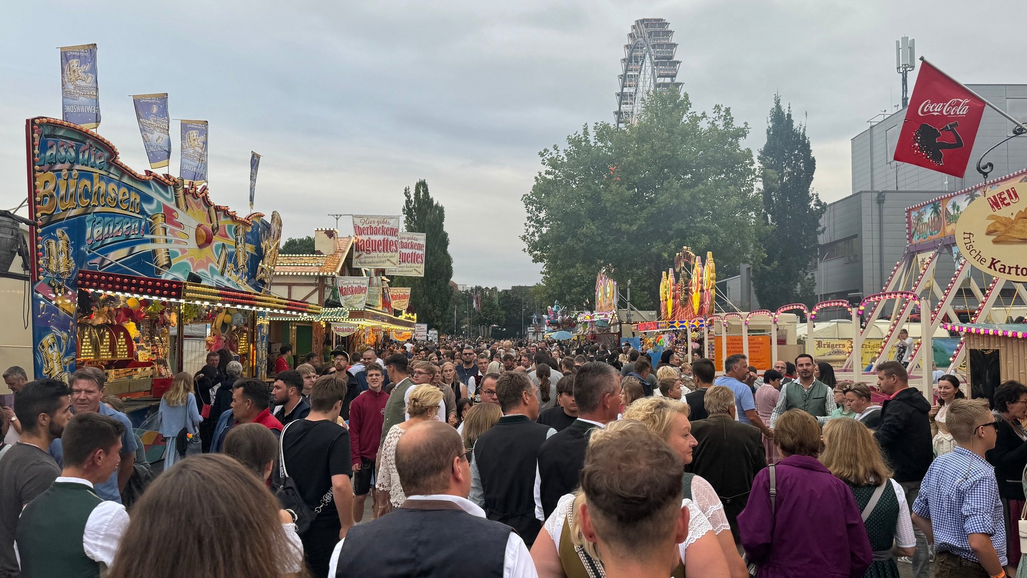 Besucher auf dem Gäubodenvolksfest