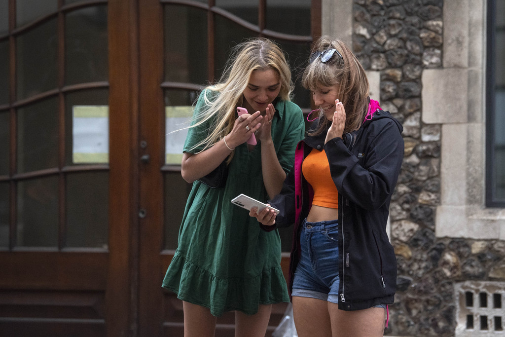 Zwei Jugendliche mit dem Smartphone (Symbolbild)