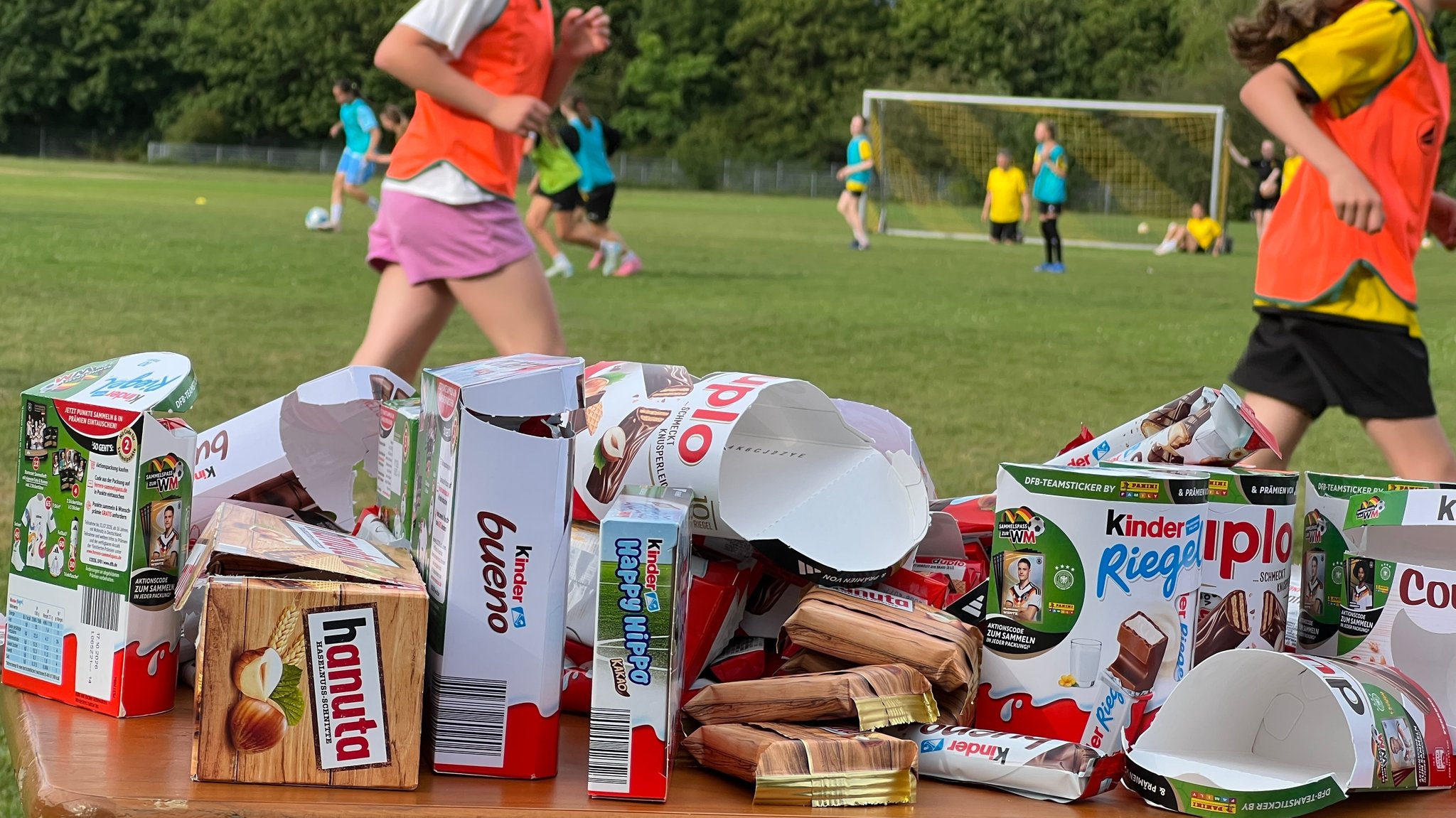Für 325 Schoko-Riegel gibt es 65 Sammelpunkte – und dafür ein exklusives Fan-Shirt. Doch das bedeutet auch: rund drei Kilogramm Zucker. | Bild: BR / Till Rüger Für 325 Schoko-Riegel gibt es 65 Sammelpunkte – und dafür ein exklusives Fan-Shirt. Doch das bedeutet auch: rund drei Kilogramm Zucker.