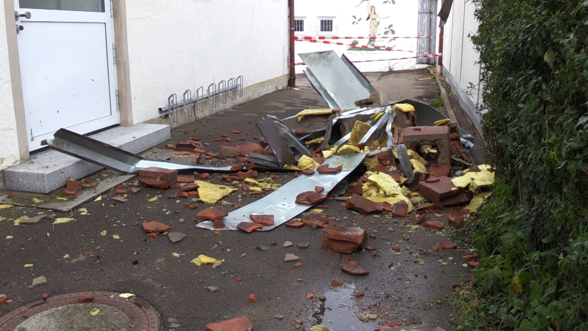 Ein umgerissener Kamin, überflutete Gebäude, eingestürzte Decken: Massive Gewitter wüteten am Mittwochabend durch den Landkreis Neu-Ulm. Schwer beschädigt worden sind eine Turnhalle und das Bürgerhaus in Senden.