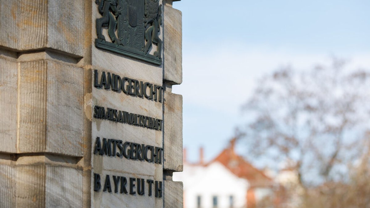 "Landgericht, Staatsanwaltschaft, Amtsgericht Bayreuth" ist an der Außenfassade des Gerichtsgebäudes zu lesen.