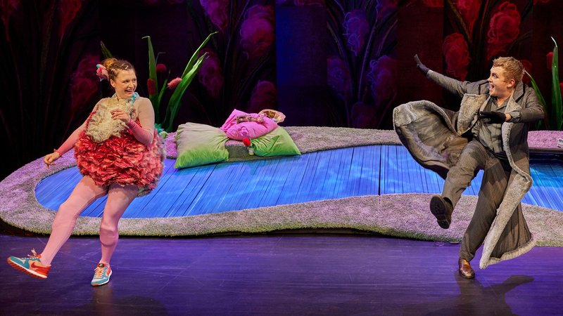 Laura Storz (Ente) und Martin Liema (Tod) in der Aufführung "Ente, Tod und Tulpe" am Mainfrankentheater Würzburg | Bild: Mainfrankentheater Würzburg / Nik Schölzel Laura Storz (Ente) und Martin Liema (Tod) in der Aufführung "Ente, Tod und Tulpe" am Mainfrankentheater Würzburg