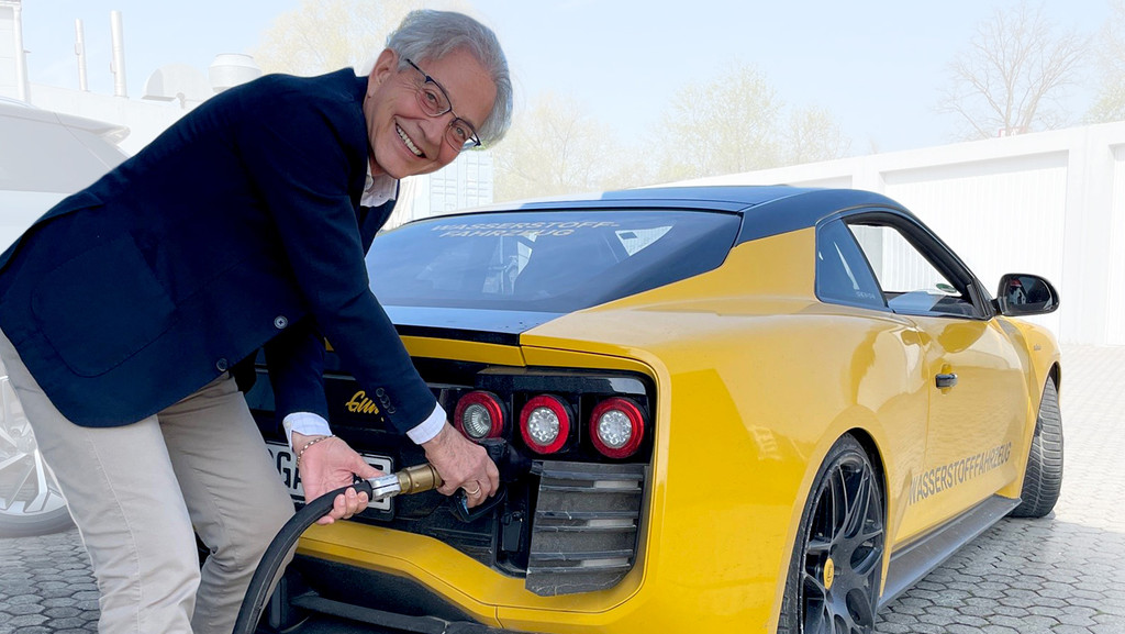 Roland Gumpert tankt sein Elektroauto, das mit einer Methanol-Brennstoffzelle ausgerüstet ist.