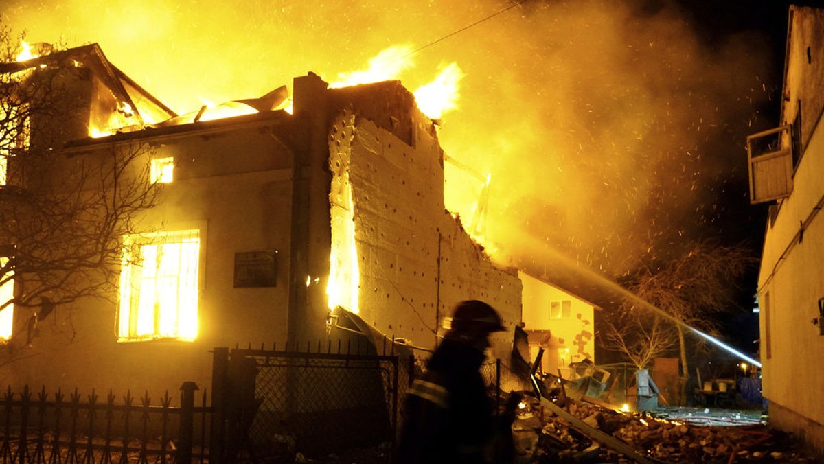 Ukraine, Dubljany: Dieses vom ukrainischen Katastrophenschutz zur Verfügung gestellte Foto zeigt Feuerwehrleute bei den Löscharbeiten an einem brennenden Gebäude nach einem russischen Drohnenangriff. 