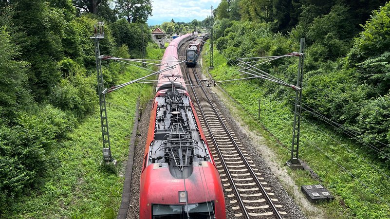 Zweigleisige Bahnlinie bei Aßling